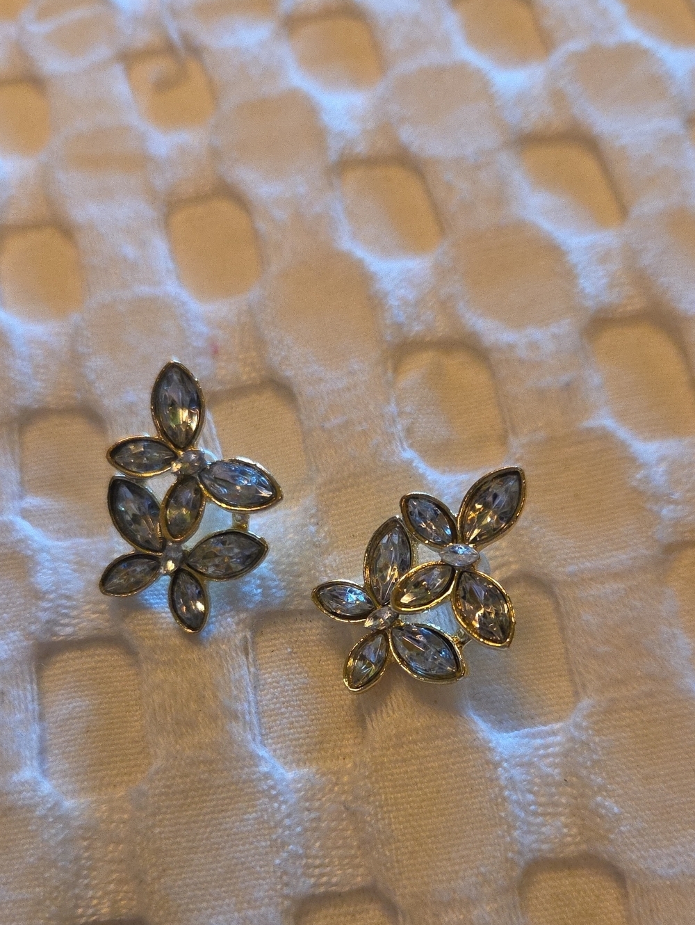 Elegant Crystal Floral Stud Earrings - Clear/Gold